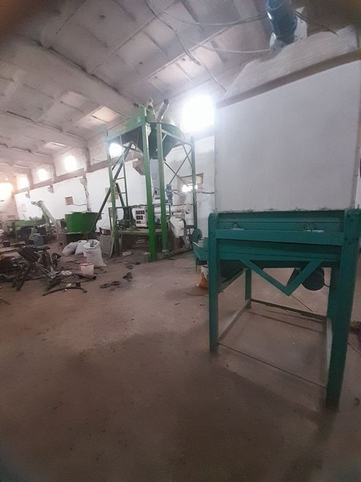Eski garaj sotiladi,tayyor ishlab chiqarish aparatlari ham bor,
