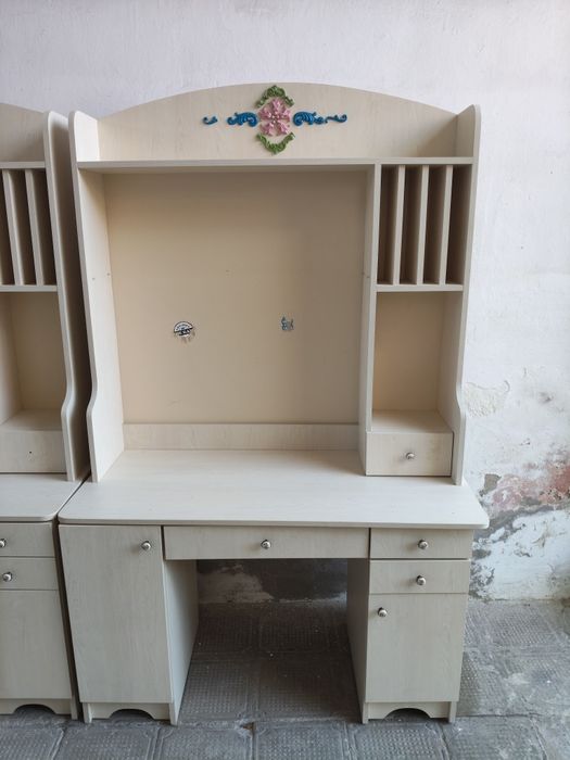 Vand mobilier pentru tineret.