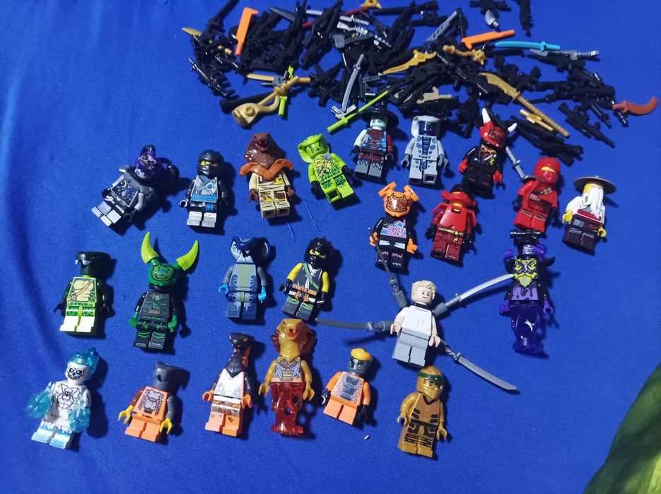 Figurine și arme lego