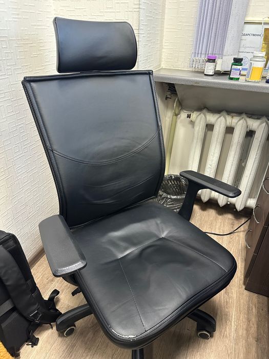 Офисные кресла разные