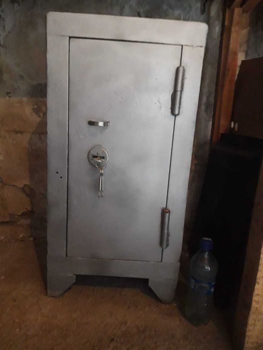 продаю сейфы офисные