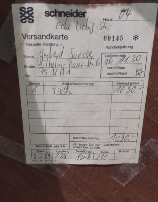 Masă din lemn masiv.