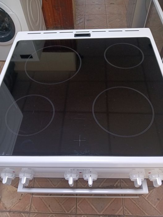 Свободно стояща печка с керамичен плот Бош Bosch с 2 години гаранция!