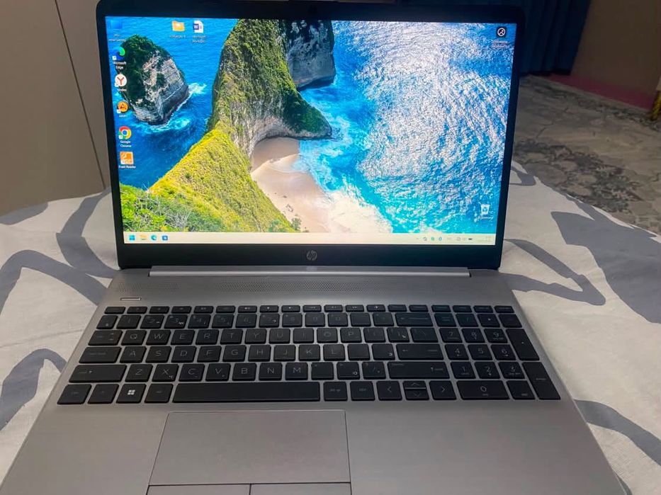 Hp AMD Ryzen 3 5425U with Kadeon Graphics