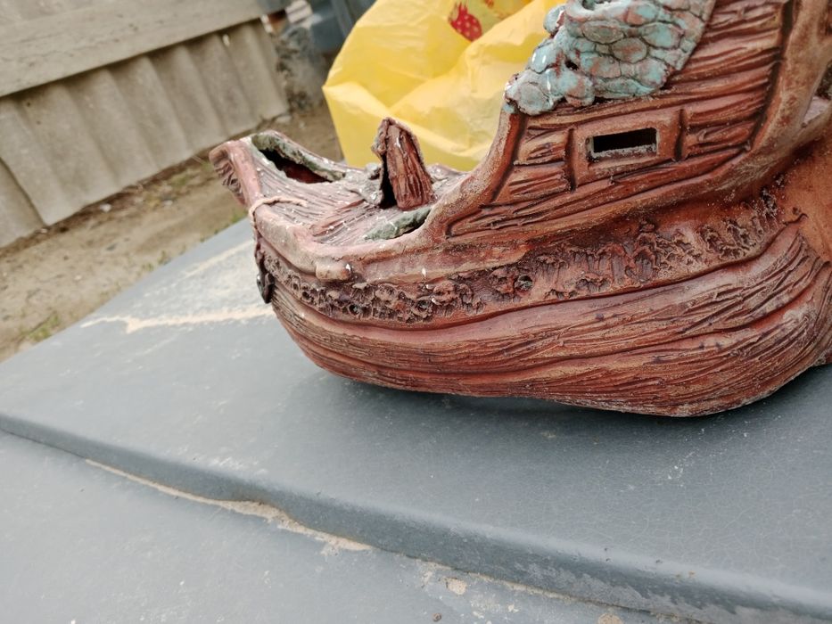 Для аквариума большой корабль