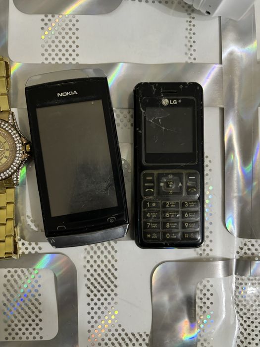 Часы, телефоны, наушники (на запчасти)