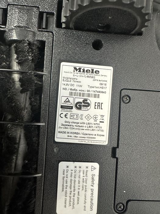Продавам робот за сухо почистване Miele RX1 Scout