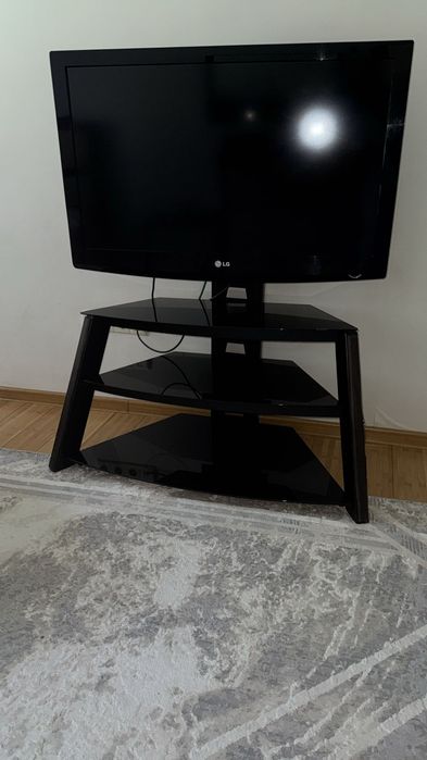 Телевизор LG с подставкой