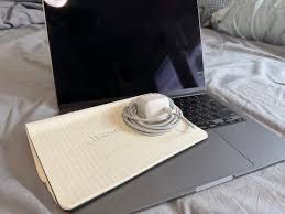 Продавам MacBook Air 15" – Състояние: КАТО НОВ