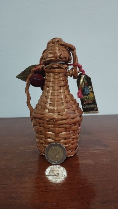 Антикварна стъклена дамаджана