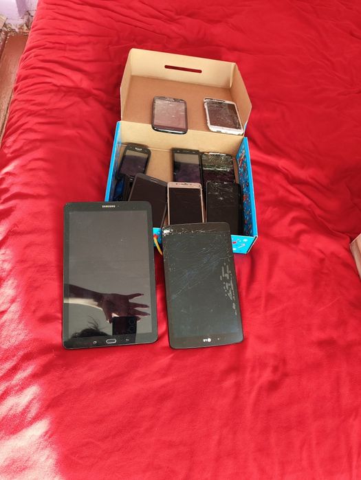 Разбитые телефоны и планшеты.