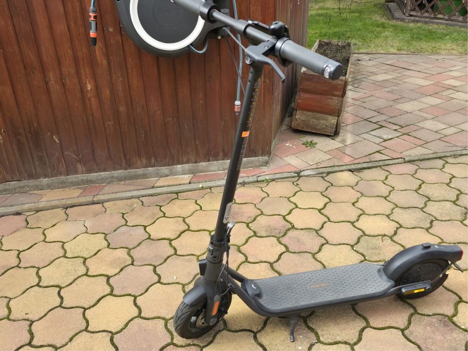 Vând Trotineta Electrica Ninebot F2  KickScooter powered by Segway