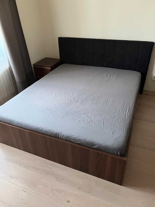 Pat matrimonial 160x200 cu tăblie tapițată și sertare