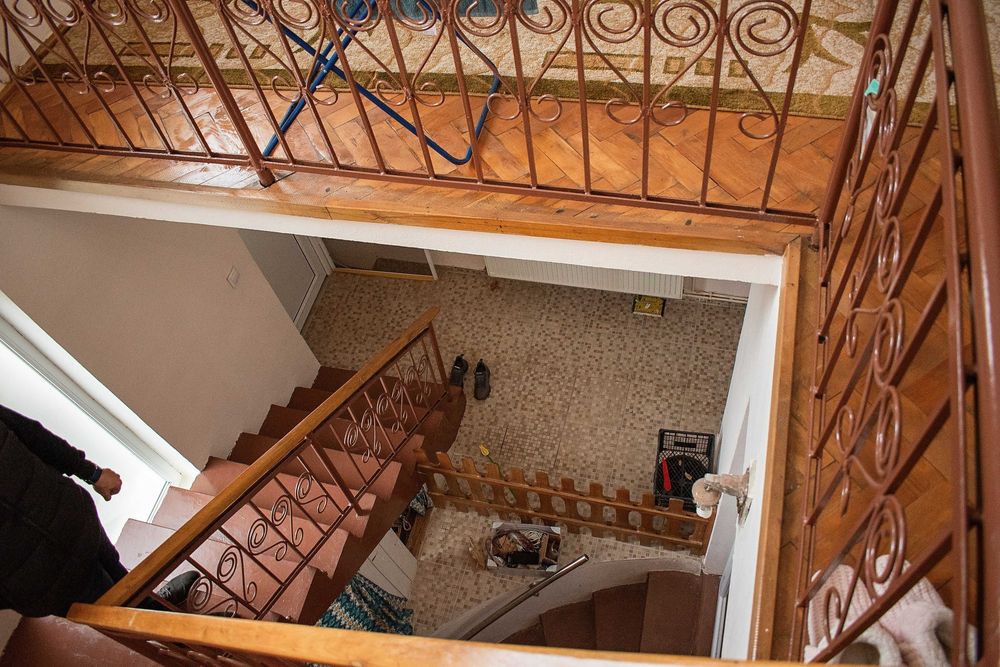 Vand casa cu 6 camere si teren in Buzias