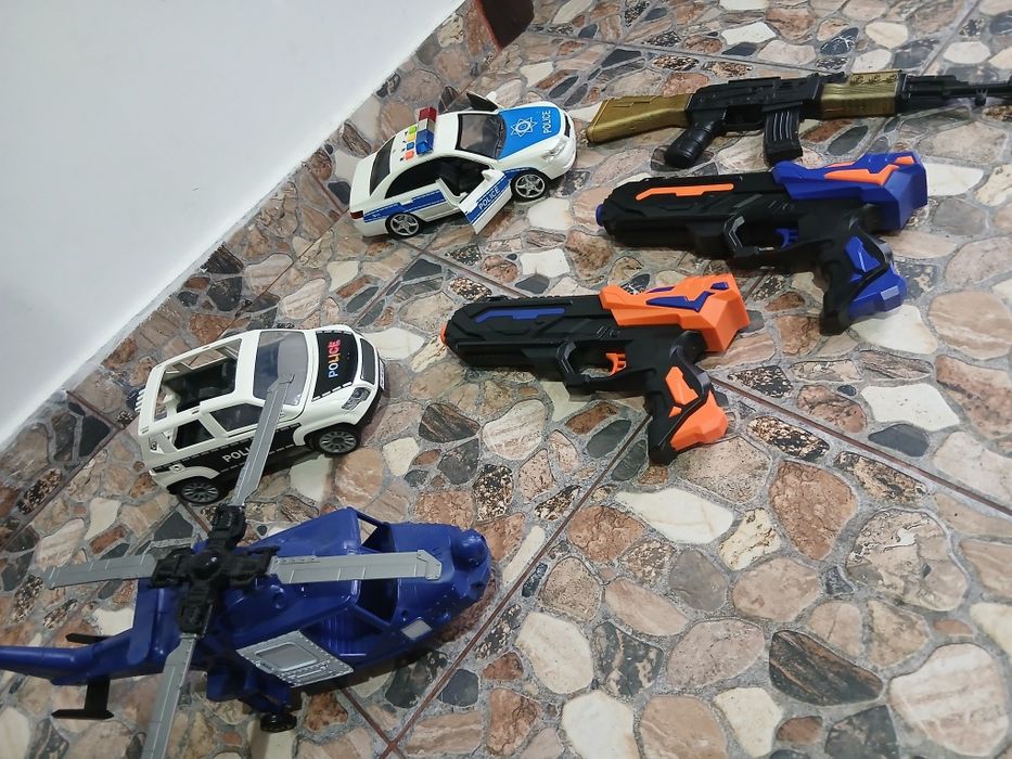 Jucarii Noriel masini Politie, elicopter SWAT, 2 pistoale si pusca
Pistolalele se pot incarca cu cartuse de burete care se pot cumpara separat de