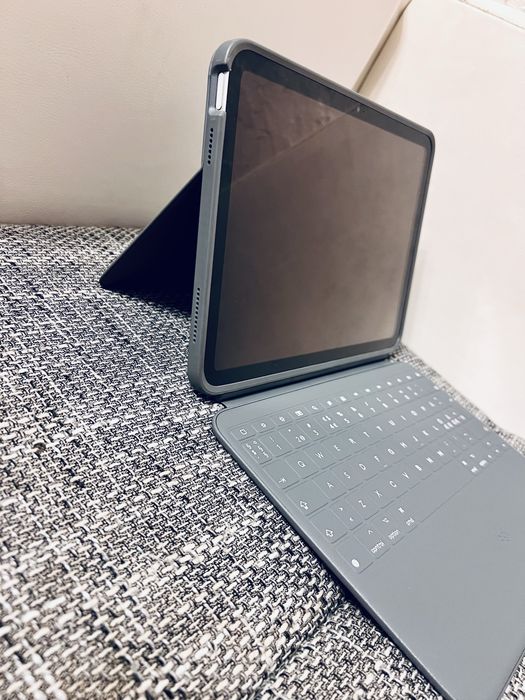 iPad 10 Gene a 10-a 64GB Wi-Fi +Logitech Rugged Folio