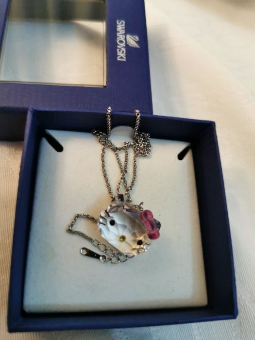 ОРИГИНАЛНИ БИЖУТА всяко е с различна цена: обеци SWAROVSKI зелен камък