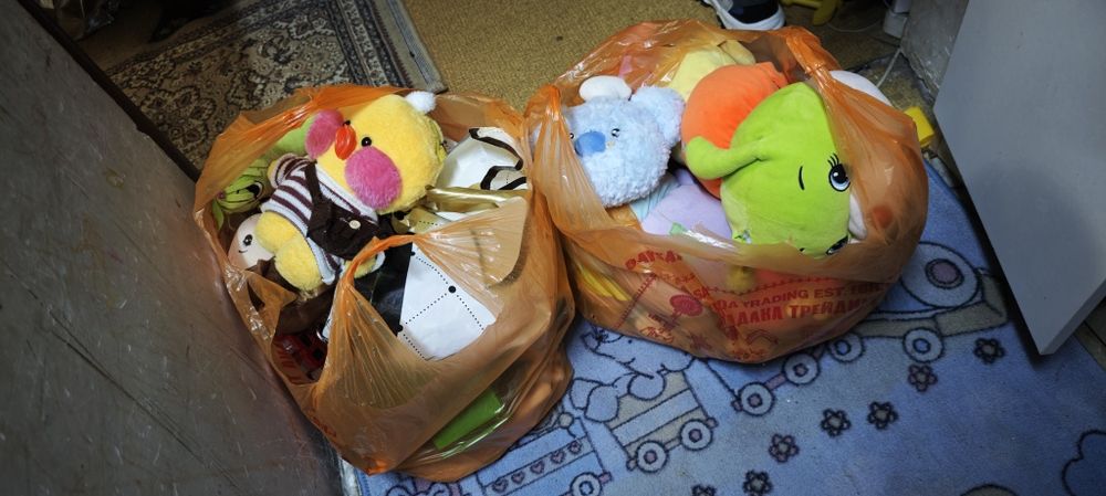 Продам 2 пакета  игрушек