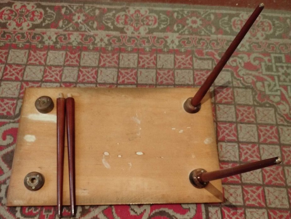 стара масичка с навиващи крака 80/50см.