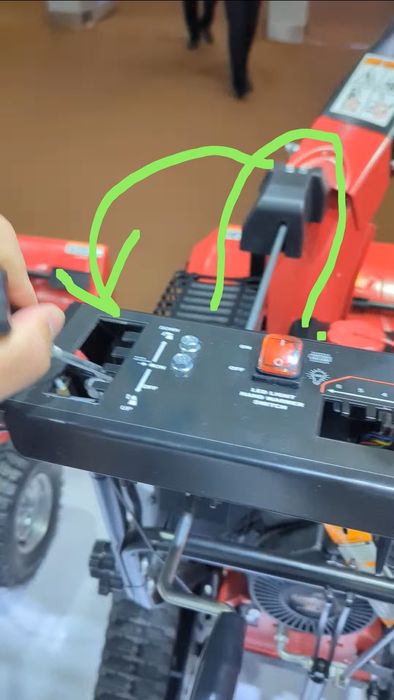 Гусеничный снегоуборщик