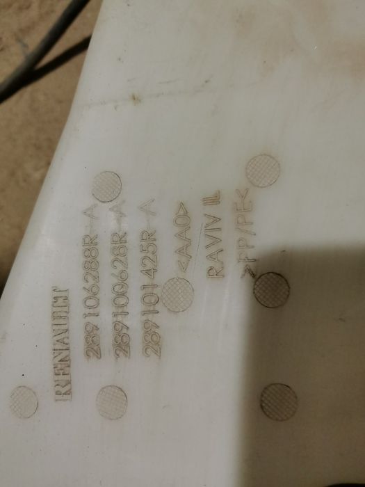 Рено Логан 2012, бачок омывателя. .