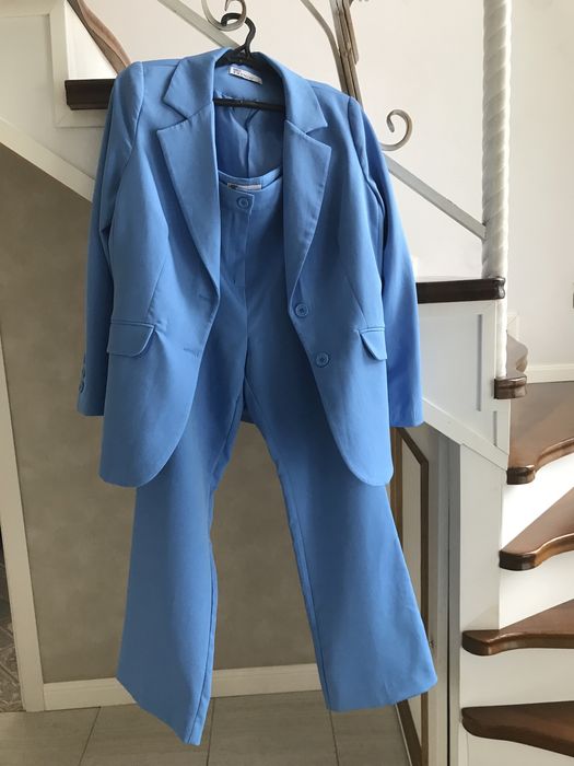 Продам голубой брючной костюм
