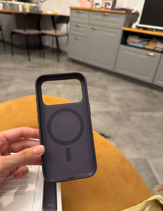 Продавам оригинален Apple TechWoven Case за iPhone 17 Pro