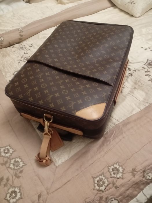 Чемодан Loyis Vuitton.