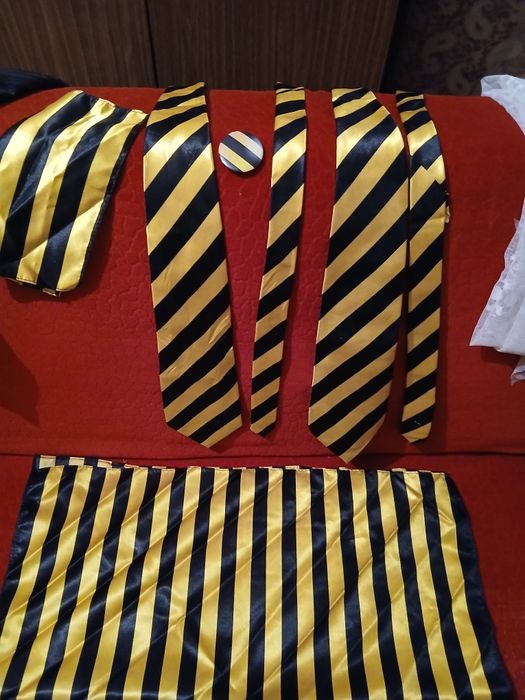 Продаем   галстуки и платок от фирмы .