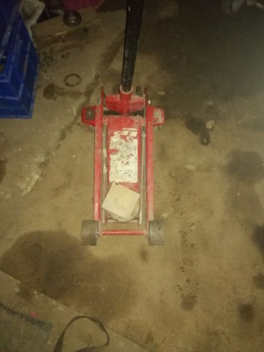 Домкрат подкатный