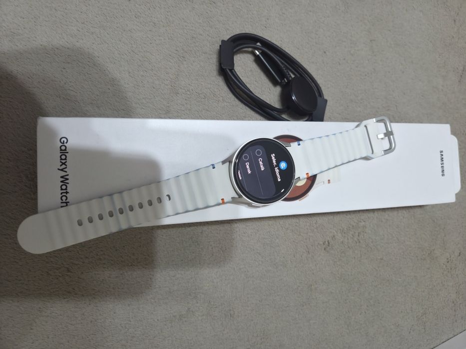 Samsung Galaxy watch 7 40мм с подарък каишки и протектор за екран