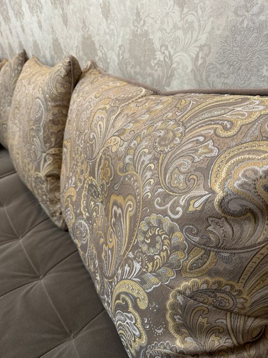 Диван с двумя пуфиками