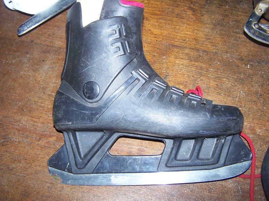 vand patine culoarea neagra