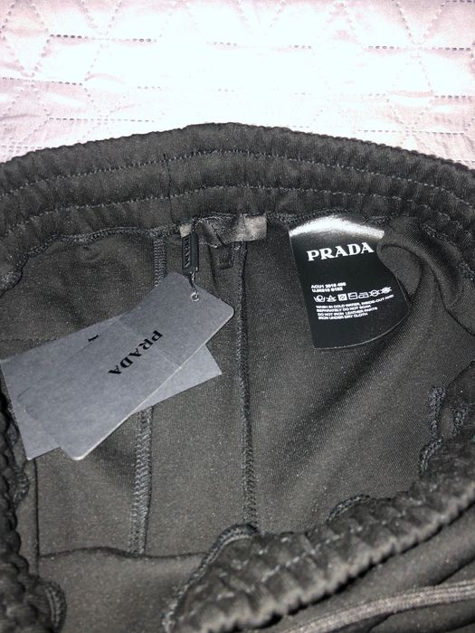 Pantaloni surti Prada