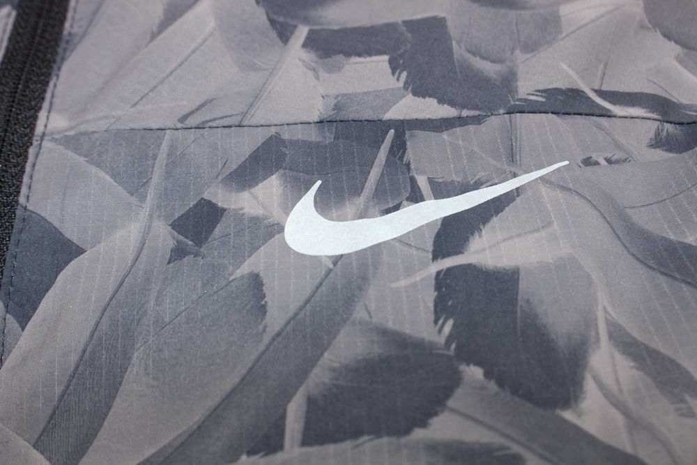 Nike оригинално дамско яке с качулка ветровка принт сиви пера бягане S