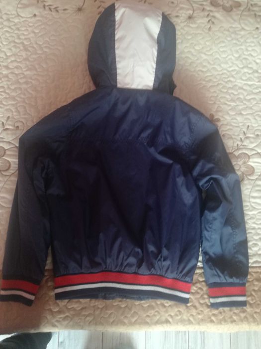 Продавам тъмно синьо детско марково яке за пролета и есента