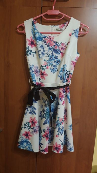 Бяла рокля с коланче