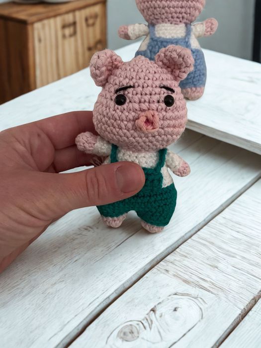 Плетена играчка прасенце с гащеризон