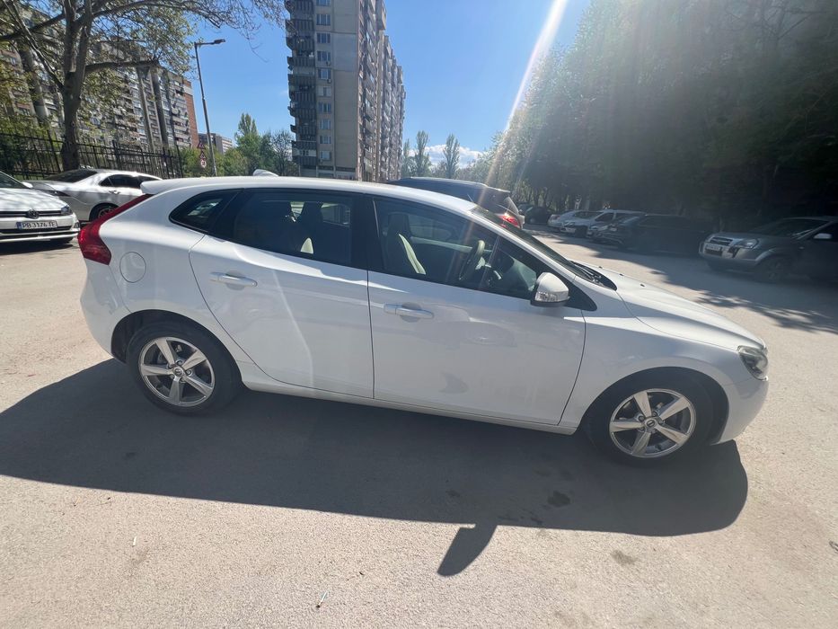 Продавам Волво V40 2.0
