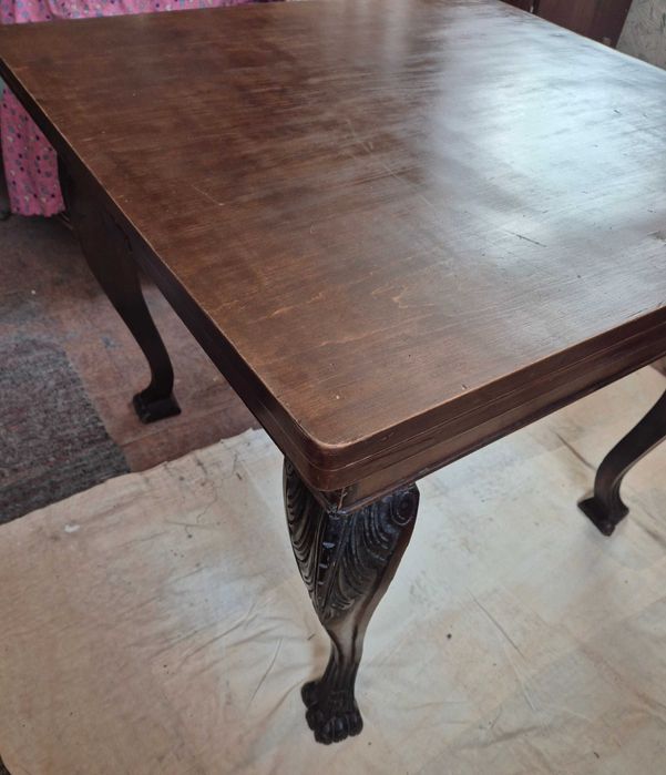 Старинна маса с резбовани крака