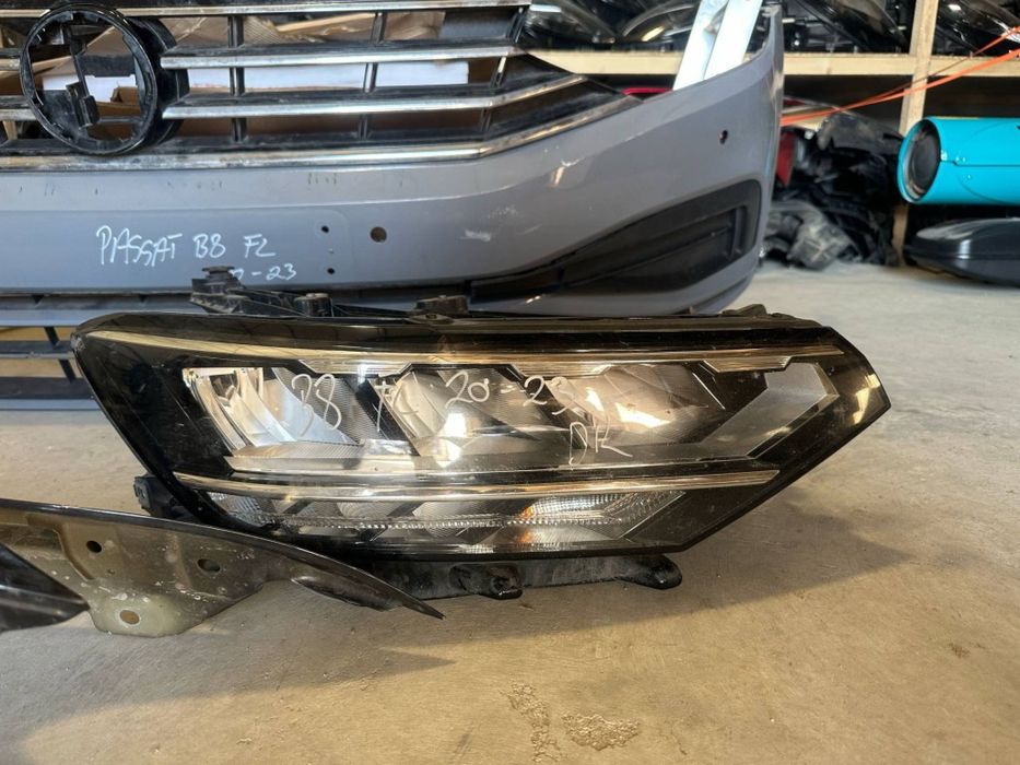 Bara fata cu grila / far dreapta / aripa dreapta Volkswagen Passat B8