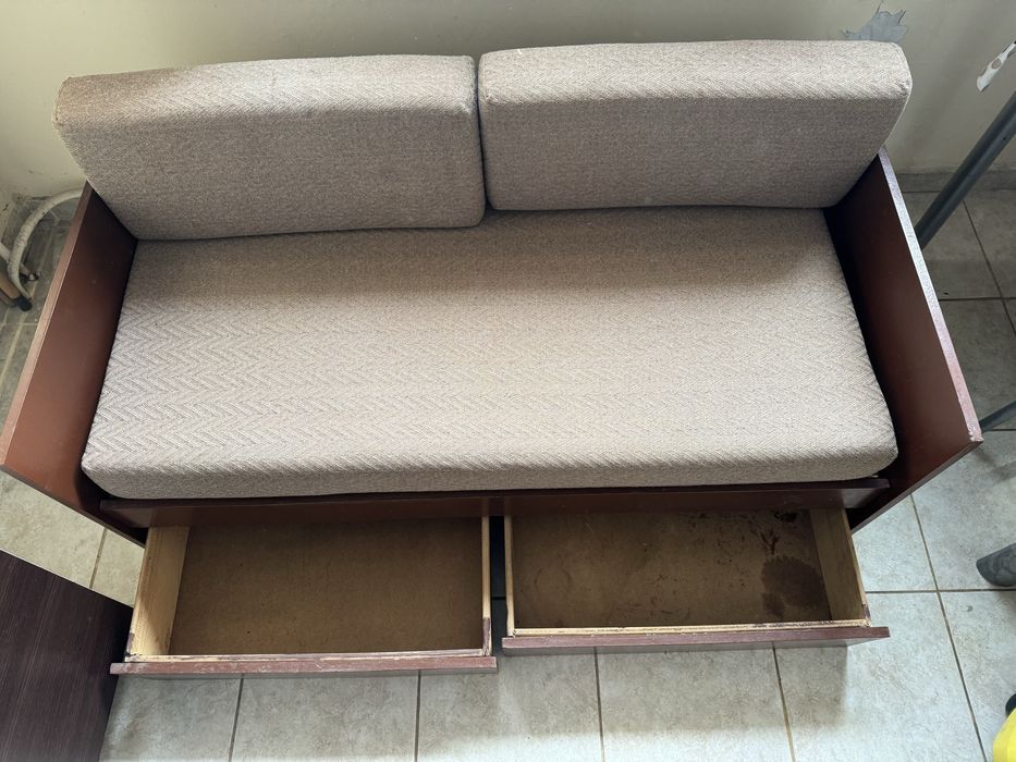 Малък разтегателен диван