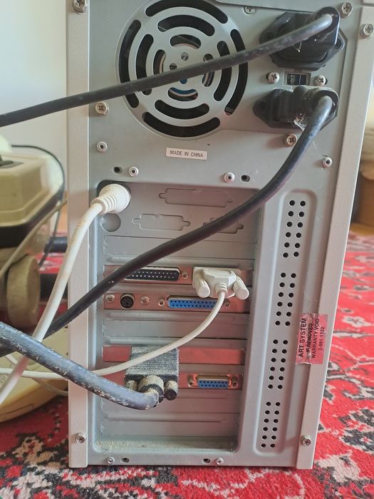 Ретро компютър Pentium с монитор  и тонколони