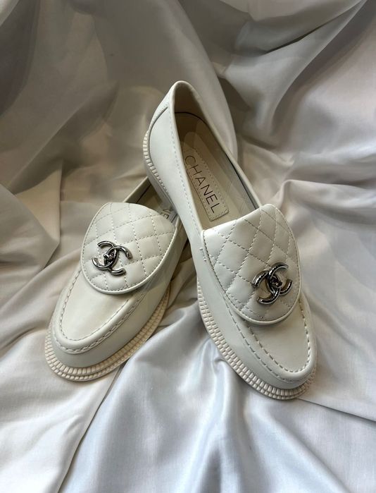 Бели кожени мокасини c*h*a*n*e*l
