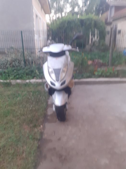 Vand scuter de 125cc,pentru maibmulte detali sau daca va intereseaza acest scuter sunati la numarul de teleon:0762 058 465