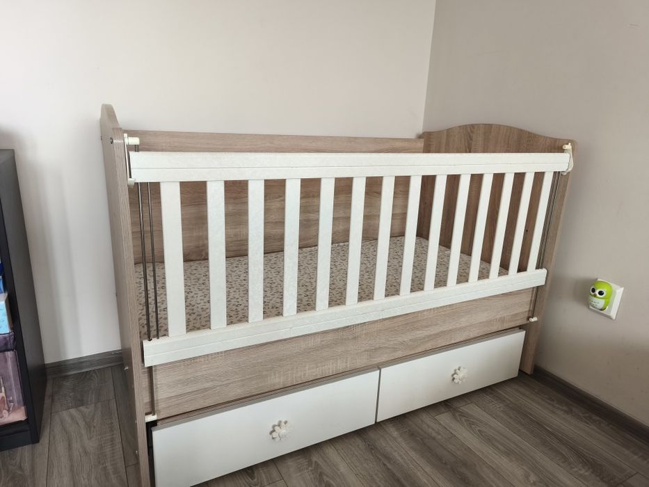 Детско / Бебешко легло с люлеещ се механизъм