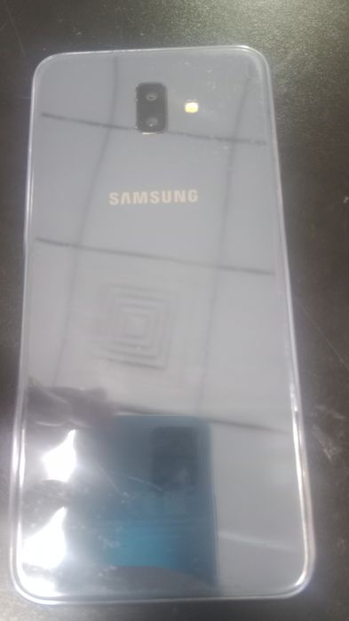 Продам Самсунг ж6+