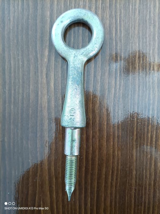 Кука за теглене М12. Краят ѝ е оформен като отвертка.