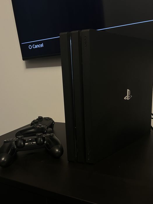 Ps 4 Pro 1TB + 2 controllere