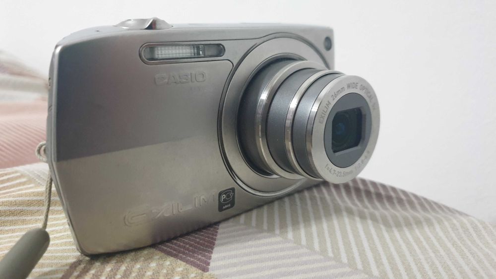 Casio EXILIM EX-Z2000 Digital Camera - 14.1 MPx